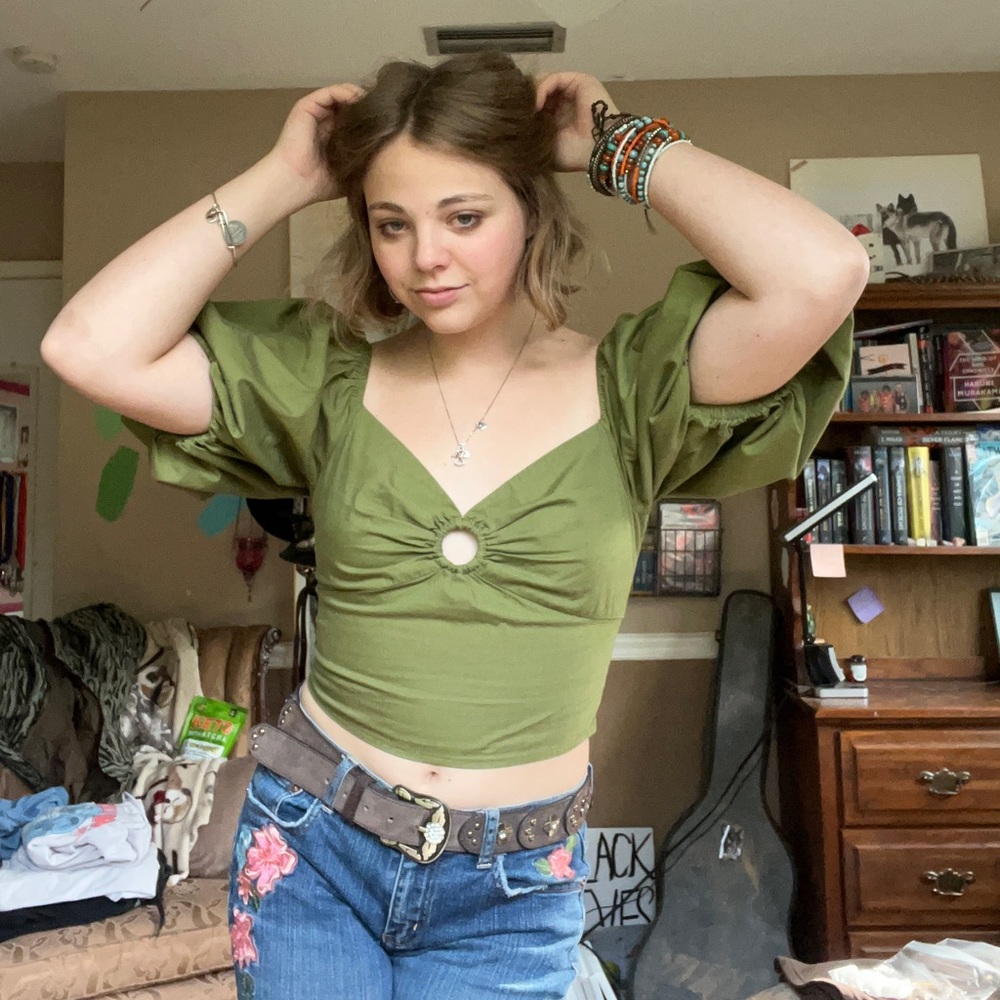 Green cropped blouse with ring